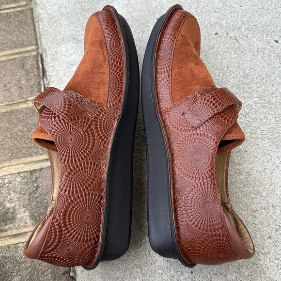 Alegria Brenna Brandy Brown Suede Leather Embossed Clogs. Size 41 ( 10.5-11 ). - Picture 9 of 12